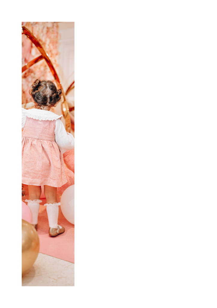 Omslag afbeelding van een kindje op een feest in thema luxury pink