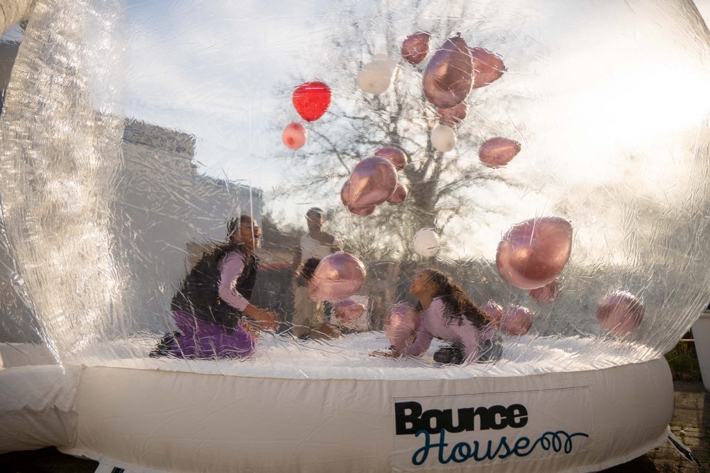 Bubble house event, regio Rotterdam-Rijnmond, Ridderkerk, kinderen hebben plezier in een balloon bubble house van BounceHouseEvent